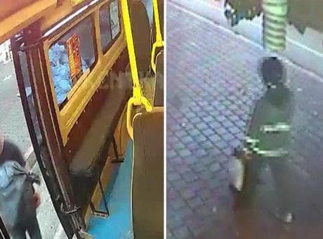 Adana'da kasklı telefon hırsızı tek hareketle yakayı ele verdi! Kaçış planı minibüs durağında patladı