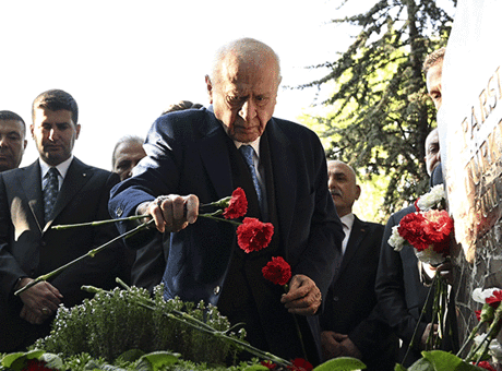 MHP Genel Başkanı Bahçeli, Alparslan Türkeş’in kabrini ziyaret etti