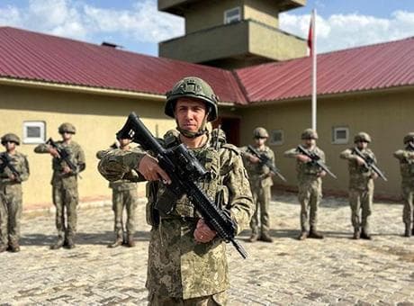 Vatan nöbetinde bayram coşkusu! Mehmetçik sınırın sıfır noktasında bayramlaştı