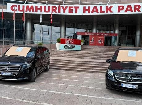 CHP Genel Merkezi önünde Özgür Özel’in makam araçları satışa çıkarıldı! Plaka ve üzerlerini yazı dikkat çekti