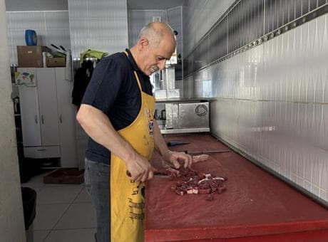 Kurban etlerini işlemek isteyenler kasapların önünde yoğunluk oluşturdu
