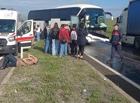 Tur otobüsü kayganlaşan yolda karşı şeride geçti: 16 yaralı