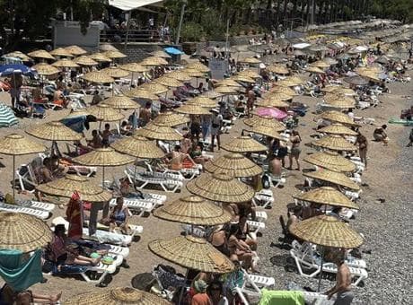 Bayramda sahillere akın! Bodrum ve Antalya’da adım atacak yer kalmadı