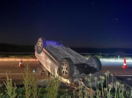 Kontrolden çıkarak menfeze takılan araç takla attı; anne ve çocuğu yaralı olarak kurtuldu