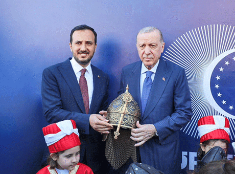 Cumhurbaşkanı Erdoğan'a özel hazırlanan miğfer hediye edildi