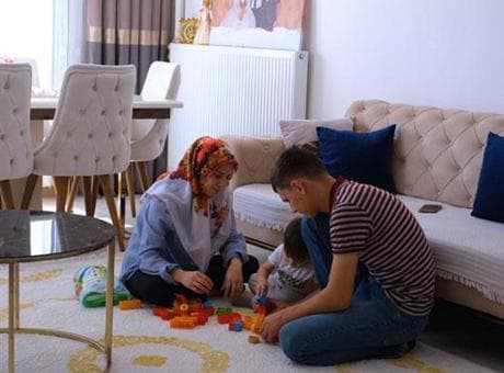 Bakan Kurum, depremzede ailenin bayram sevincini paylaştı