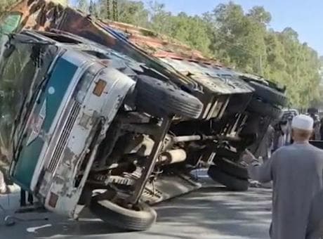 Göçmenleri taşıyan kamyon devrildi! Çok sayıda ölü ve yaralı var