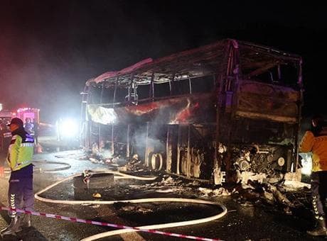 Denizli'de yolcu otobüsü bariyerlere çarparak yandı! 3 kişi öldü, 20 kişi yaralandı