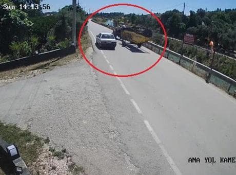 Antalya'da korku dolu anlar! Traktörün altında kalmaktan saniyelerle kurtuldular