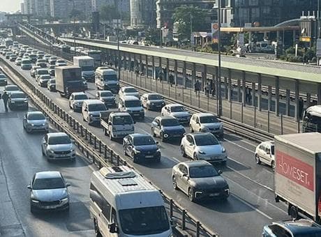 İstanbul'da bayram tatilinin ardından ilk iş gününde trafik yoğunluğu