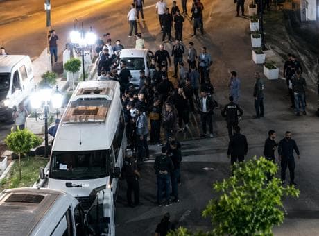 Kına gecesi savaş alanına döndü! Gelin ve damat tarafı birbirine girdi: Yaralılar var