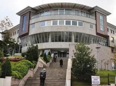Akçakoca'da görevden uzaklaştırılan belediye başkanının yerine AK Parti'li Meclis Üyesi Ünal vekil seçildi