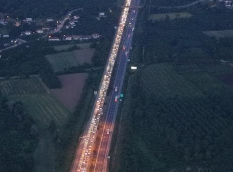 Bayram sonrası İstanbul yolunda trafik adım adım ilerliyor! Hız 20 kilometreye düştü