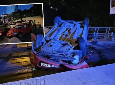 İstanbul'da feci kaza! Kaldırıma çarpan otomobil ters döndü