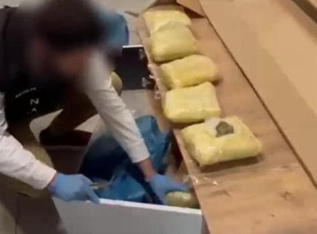 TV ünitesine zulaladı! Kargo aracılığıyla 7 kilo skunk sevkiyatı