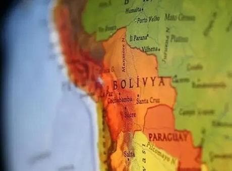 Bolivya'da iki bakan görevlerinden istifa etti
