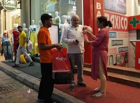 Alışverişte yeni dönem! Bebek arabası sürme ve poşet taşıma hizmeti başladı