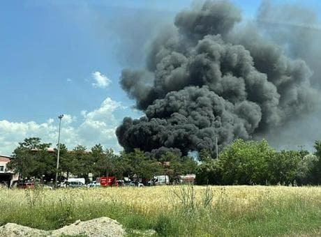Kauçuk fabrikasında korkutan yangın! Siyah dumanlar kilometrelerce uzaktan görüldü