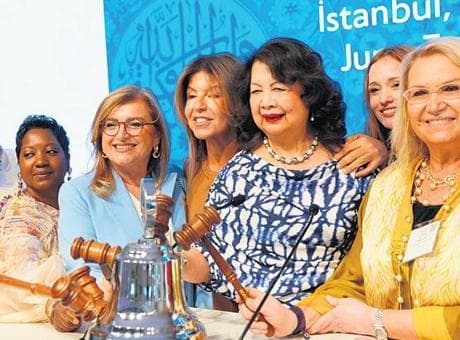 Kadın yöneticiler birbirine yol açıyor