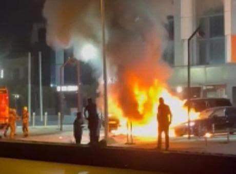 Bakırköy'de park halindeki 50 milyon TL değerinde 4 otomobil yandı