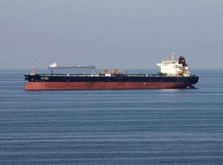 Basra Körfezi'nde alarm! Saldırıya uğrayan rafineriden sızdı, 'askeri yasak bölge' yüzünden müdahale edilemiyor!