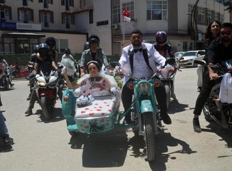 Düğünde ezber bozan tercih! Gelin arabası yerine 20 yıllık motosikletle yola çıktılar
