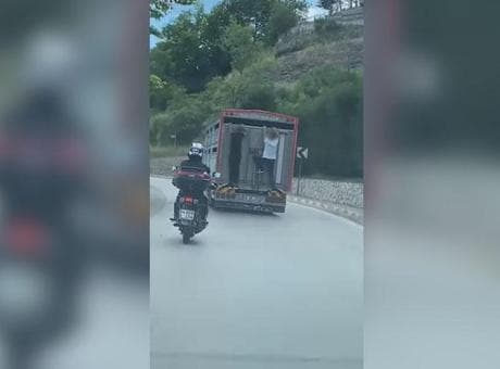 Canlarını hiçe sayıp kamyonun kasasına tutundular! Tehlikeli anlar kamerada