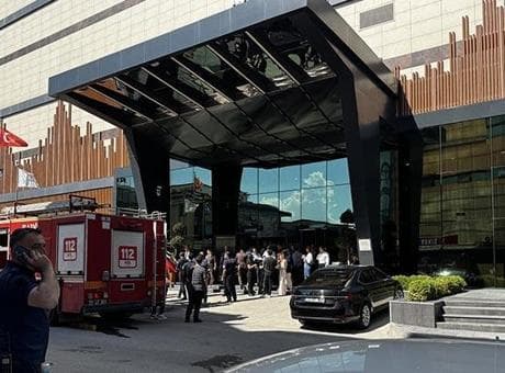 Elazığ'da otel yangını! Çatıdan yükselen dumanlar paniğe yol açtı