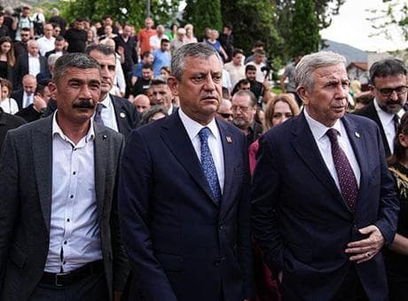Siyaseti sarsan acı kayıp birinci yılında anıldı! Özgür Özel ve Mansur Yavaş, Ferdi Zeyrek'in mevlit programına katıldı