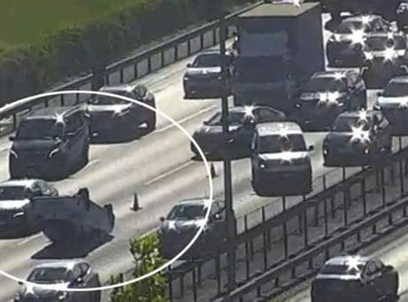 TEM'de araç takla attı! Trafikte yoğunluk oluştu