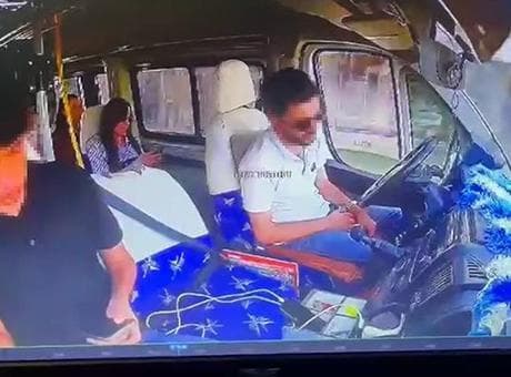 Dolmuş şoförü direksiyonda uyudu! Kaza araç kamerasında: 7 yaralı