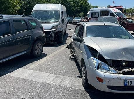 Balıkesir-Bursa yolunda korku dolu anlar! 6 araç birbirine girdi