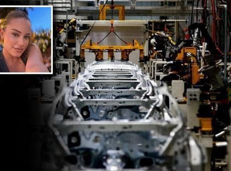 Otomotiv fabrikasında feci kaza! Banttan indirilen otomobil işçilerin arasına daldı: 1'i ağır, 3 yaralı
