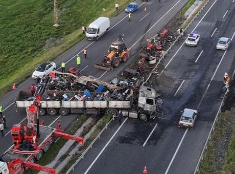Erzurum'da bariyerlere çarpan tır alev aldı! Sürücü son anda kurtuldu