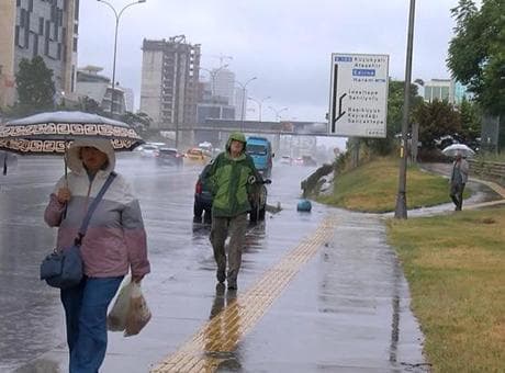 İstanbul'da sabah saatlerinde sağanak etkili oldu