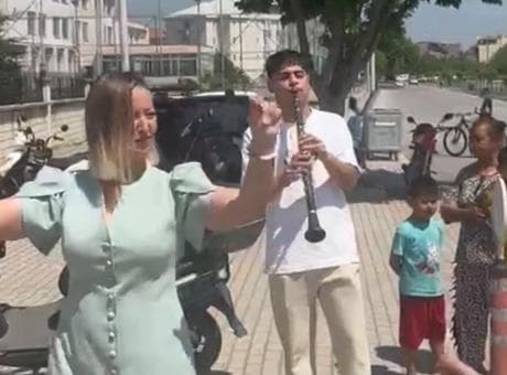 5 yıllık dava bitti! Boşanma kararı çıkınca davul zurna getirdi