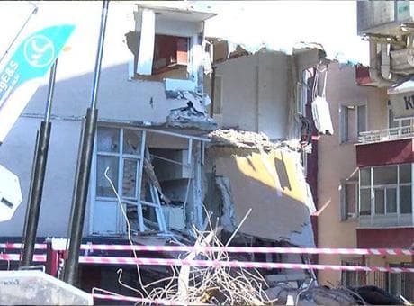Güngören'de apartman yıkımı kabusa döndü! Bir anda çöktü, 2 bina tahliye edildi