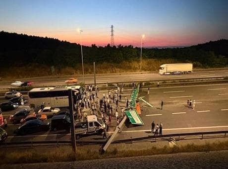Hafriyat kamyonu Kuzey Marmara Otoyolu'nda tabelayı devirdi