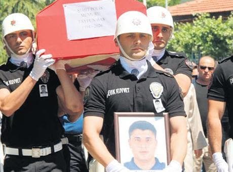 Şehit polis son yolculuğuna uğurlandı