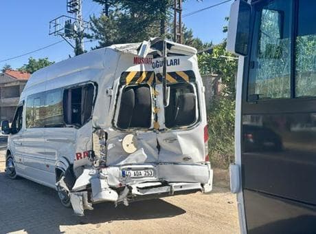 Kırşehir'de işçi servis midibüsü, minibüse çarptı: 42 yaralı