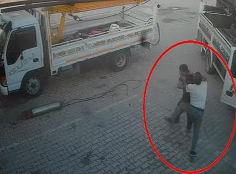 İşçi transferi kavgası! Sanayi sitesinde tekme tokat birbirlerine girdiler