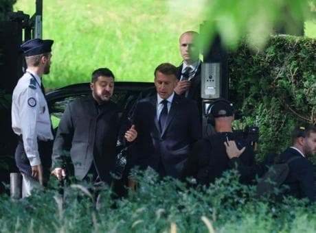 G7 Zirvesi'nde Macron ve Zelenskiy'den Trump dedikodusu! Mikrofon açık kaldı