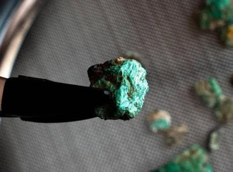 Mağarada çocuğa ait diş ve yeşil mineraller bulundu! Dağların tepesinde binlerce yıllık sır
