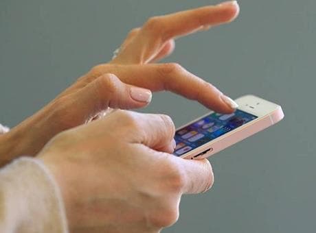 Fransa'da liselerde cep telefonları yasaklanıyor! 'Öğrencilerimiz için hayati'