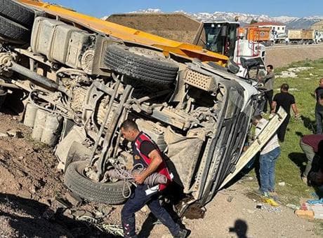 Hakkari'de minibüs ile kamyon çarpıştı! Ölü ve yaralılar var