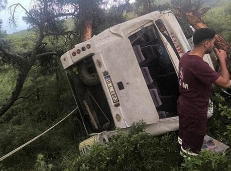 İzmir'de tarım işçilerini taşıyan midibüs devrildi! Çok sayıda yaralı var