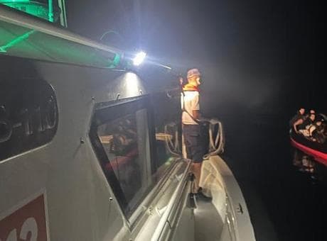 Bodrum açıklarında arızalanan lastik bottaki 32 düzensiz göçmen kurtarıldı