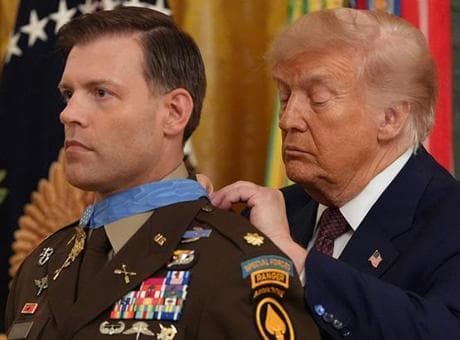80 yaşındaki Trump'ın eli ayağına dolaştı! Törende şok anlar: Askerin boğazını sıktı