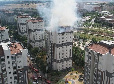 Küçükçekmece'de bir binanın çatısında yangın! 10 kişi hastaneye kaldırıldı