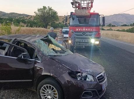 Diyarbakır'da takla atan otomobildeki anne ve oğlu öldü, 4 kişi yaralandı